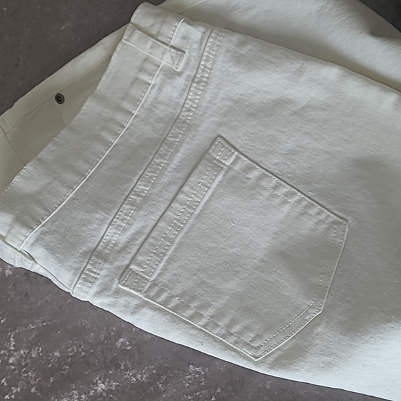 DG2 by Diane Gilman, Size 14P White Jeans - Picture 4 of 4